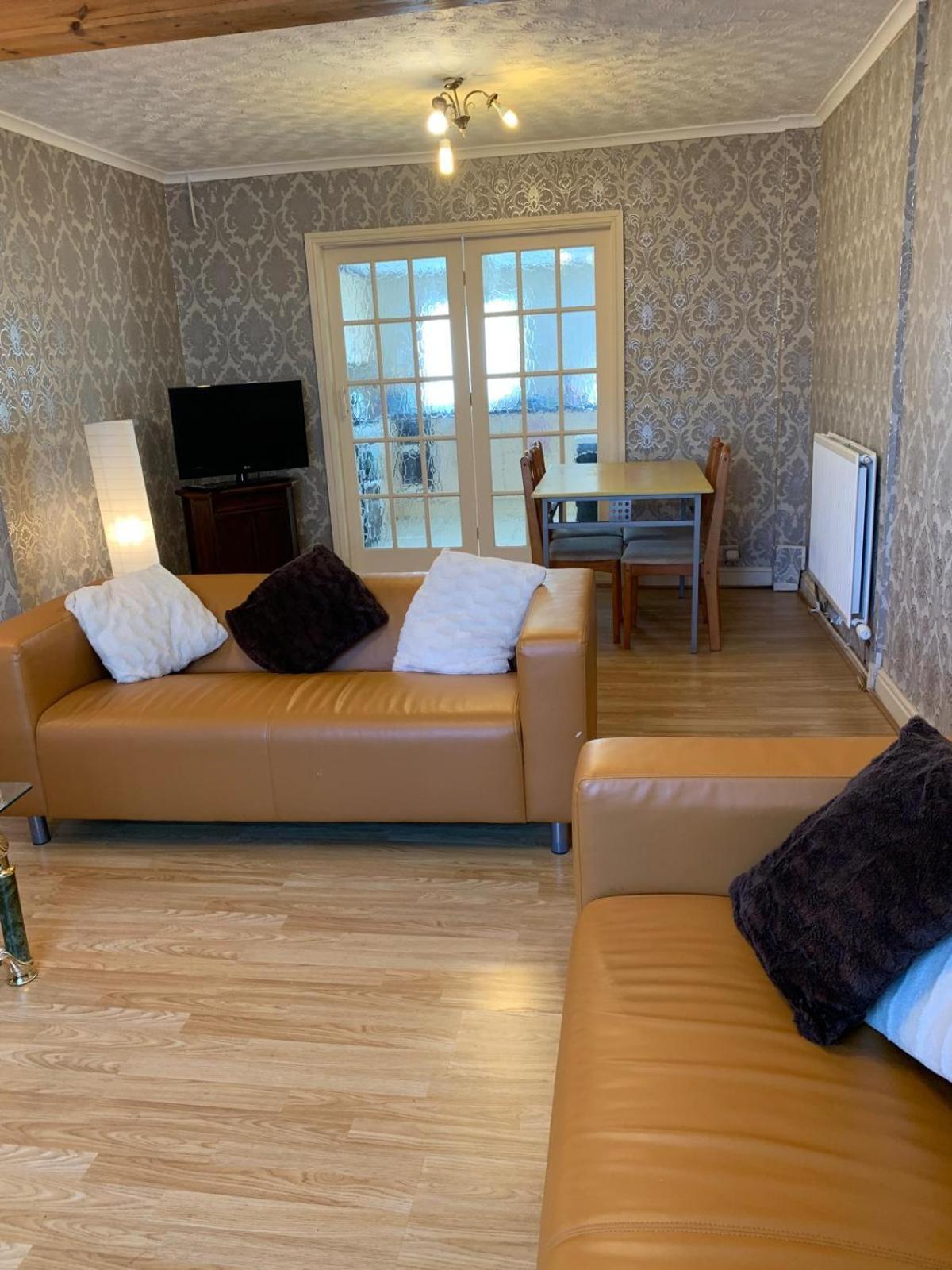 Room Only Guest Accommodation, Guest House Self Catering 威尔士班戈 外观 照片