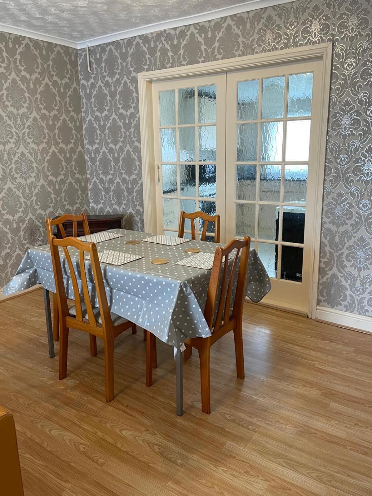 Room Only Guest Accommodation, Guest House Self Catering 威尔士班戈 外观 照片